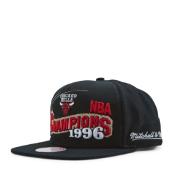 Mitchell & Ness Bulls 1996 Champions Wave Snapback