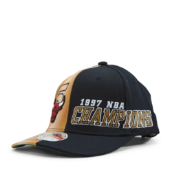 Mitchell & Ness Bulls 1997 Champs Stretch Snapback