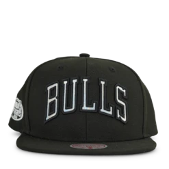 Mitchell & Ness Bulls Iridescent Wordmark Snapback 9 Mitchell & Ness Bulls Iridescent Wordmark Snapback -SoleStory Butik 60562 40 004