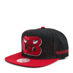 Mitchell & Ness Bulls Rear Script Deadstock