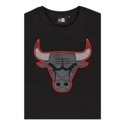 NEW ERA Nba Outline Logo Tee Chibul Blkfdr -SoleStory Butik 61011 31 003 9e2bbbee e672 42eb b64a b73a68022068