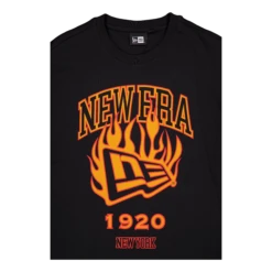 NEW ERA Ne Flag Flame Os Tee Newera Blkfdr -SoleStory Butik 61239 90 003